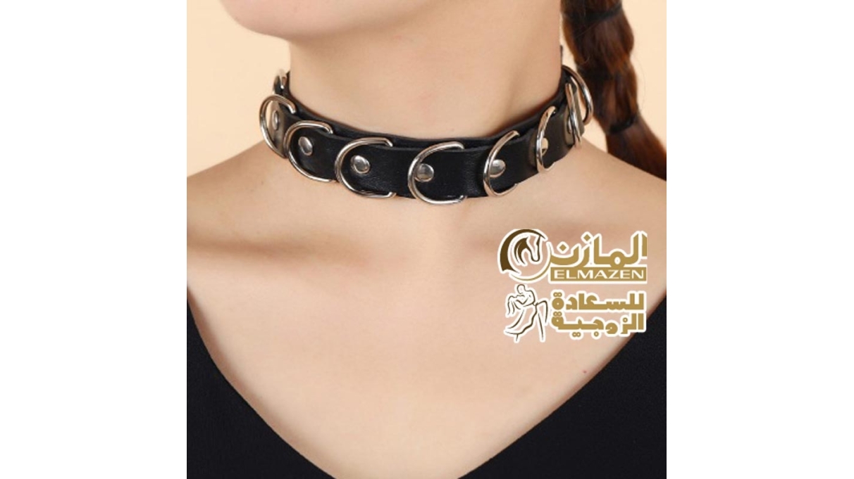 "إكسسوار جلد للرقبة مزين بحلقات معدنية - تصميم جذاب ومثير"
