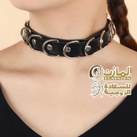 "إكسسوار جلد للرقبة مزين بحلقات معدنية - تصميم جذاب ومثير"