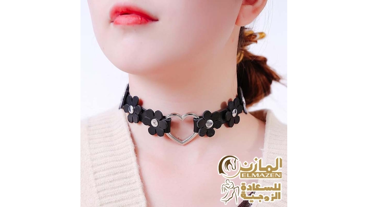"كوليه رقبة جلد أسود بتصميم وردة معدنية وقلب أنيق في المنتصف"