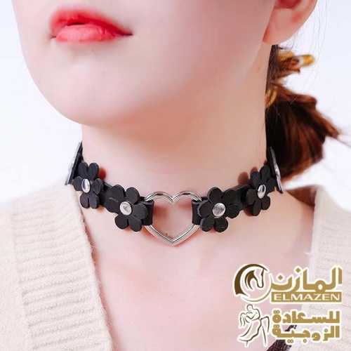 "كوليه رقبة جلد أسود بتصميم وردة معدنية وقلب أنيق في المنتصف"
